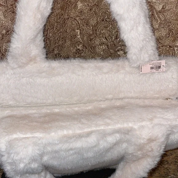 NWT Victoria’s Secret White Faux Fur Tote Bag. - Picture 4 of 9